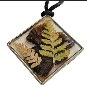 Pendant pendant made of epoxy resin with dried fern leaves